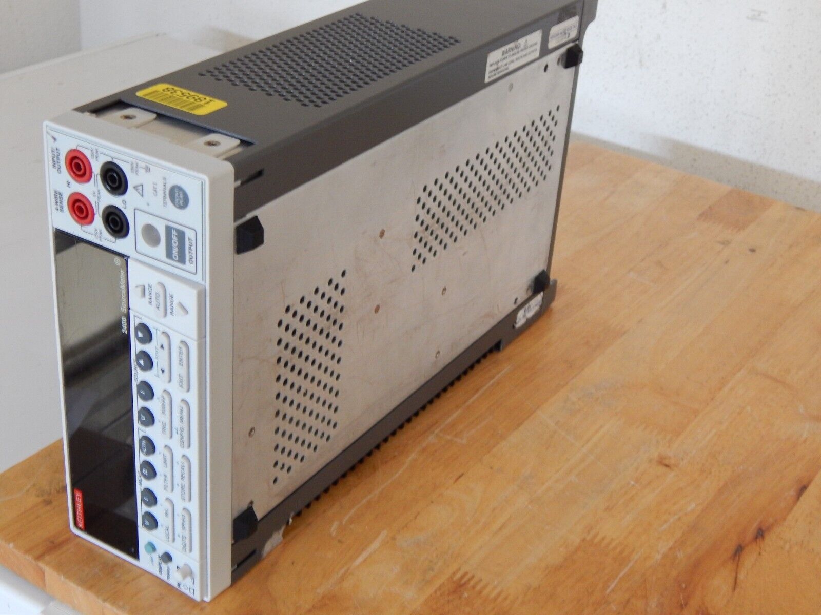 Keithley 2400 SourceMeter, 200Vdc 1A 20W , Rev C34 Keithley 2400 SourceMeter, 200Vdc 1A 20W , Rev C34